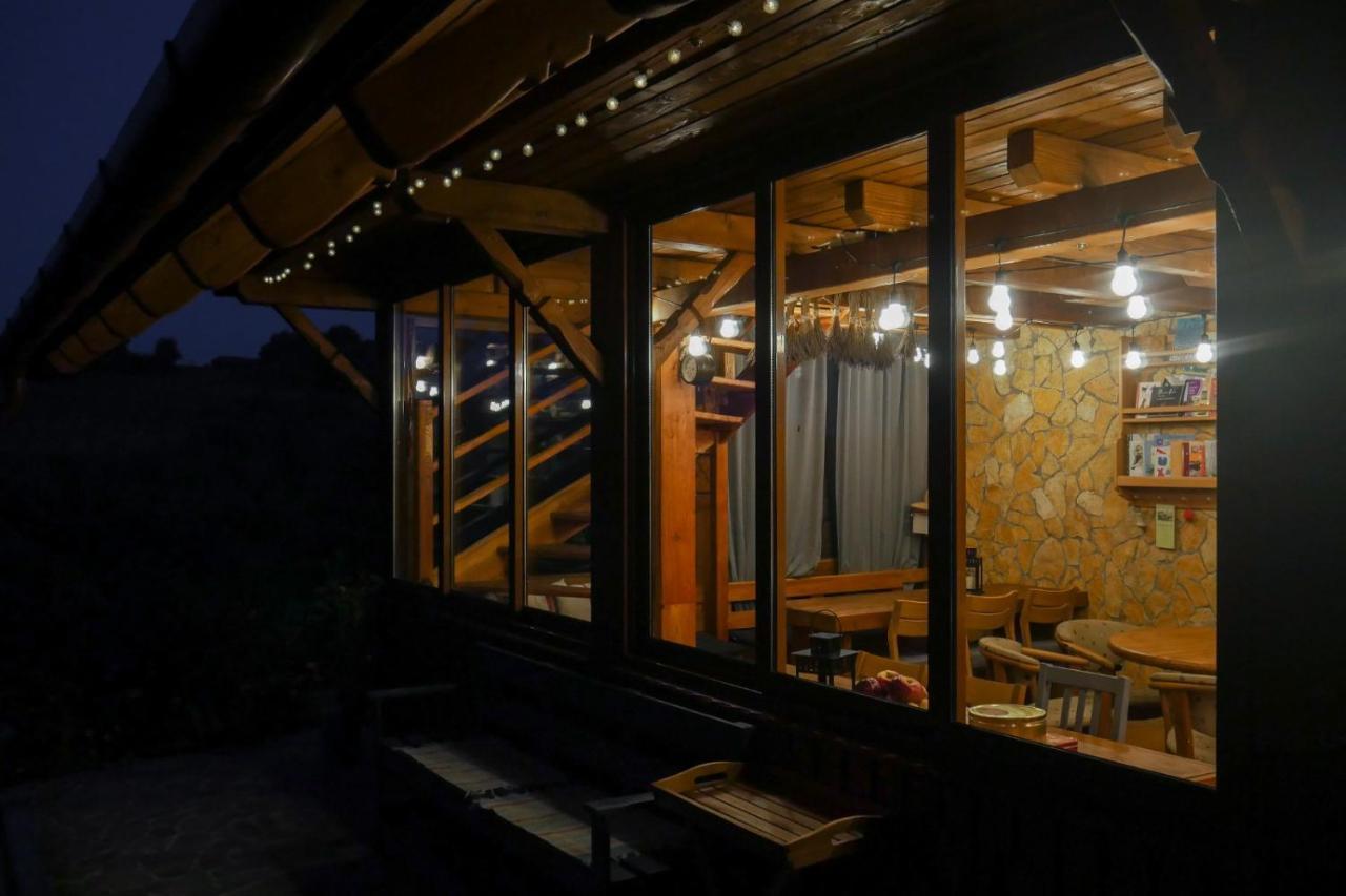 Bed and Breakfast Rose Hip Hill Farm Valea Tirnei Esterno foto